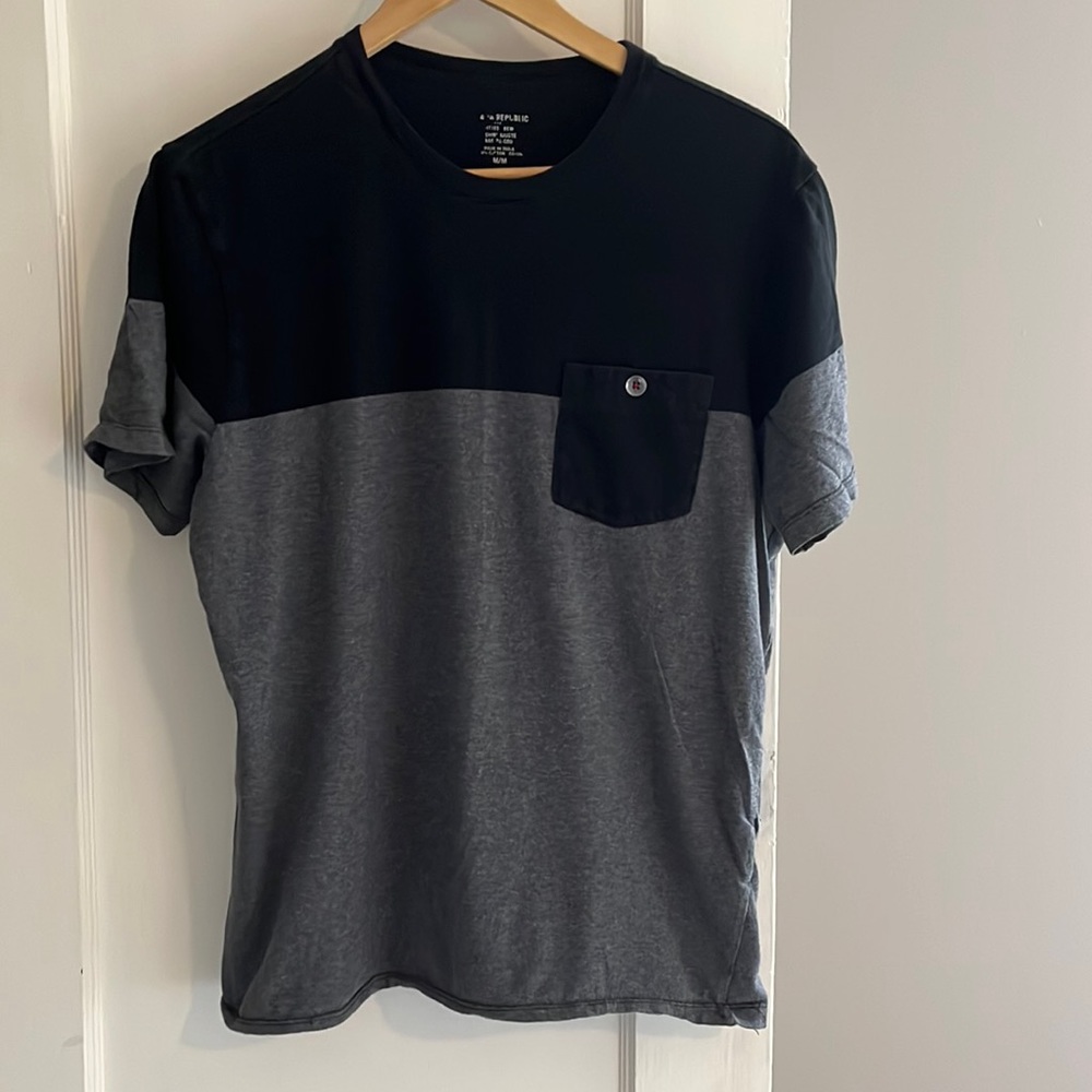Banana Republic Mens pocket t-shirt. Size medium